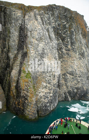 Les touristes sur le bateau à la recherche à Rubini Rock, une falaise de basalte avec les colonies. François-Joseph, en Russie, juillet 2004. Banque D'Images