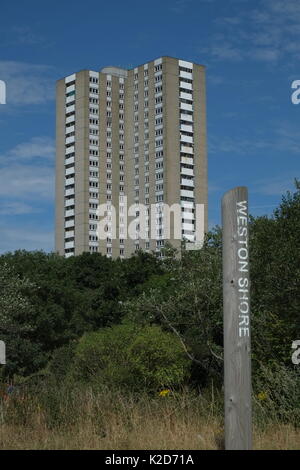 Tour d'habitation s'élève de la forêt contre un ciel nuageux ciel bleu Banque D'Images