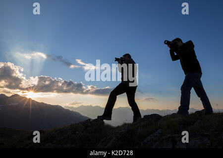 L'enregistrement des photographes au coucher du soleil paysage de montagne des Samnaungruppe, un sous-groupe des Alpes Centrales, Nordtirol, Alpes autrichiennes. Juillet. Banque D'Images