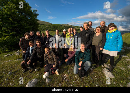 L'Europe se sont réunis à l'équipe de Rewilding l'Apennin Central Rewilding, Région Lazio e Molise Parc National, Abruzzes, Italie, juin 2014. Banque D'Images