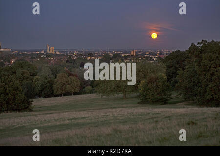 Super pleine Lune sur Hampstead Heath, en Angleterre, Royaume-Uni, septembre 2015. Banque D'Images