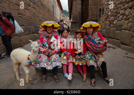 Les femmes péruviennes et jeunes filles en costume traditionnel, et d'alpagas, Cusco, Pérou, Amérique du Sud Banque D'Images