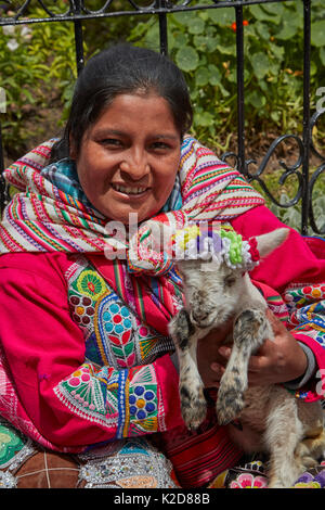 Les femme péruvienne en costume traditionnel et bébé alpaga, Cusco, Pérou, Amérique du Sud Banque D'Images