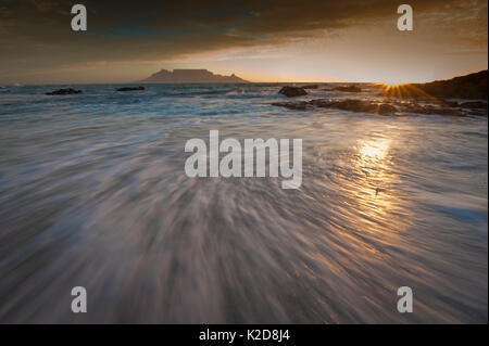La montagne de la table vue de l'autre côté de la mer au coucher du soleil, Le Cap, Afrique du Sud