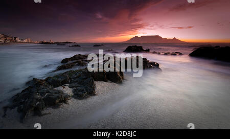 La montagne de la table vue de l'autre côté de la mer au coucher du soleil, Le Cap, Afrique du Sud