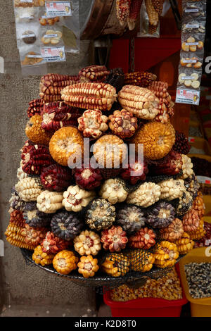 Magasin qui vend de nombreux types de maïs péruvien, le marché de San Pedro, Cusco, Pérou, Amérique du Sud Banque D'Images