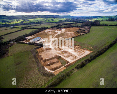 Une carrière de calcaire à Syreford Quarry, Gloucestershire, Royaume-Uni. Tourné avec des drones aériens par CAA détenteur du permis. Février 2016. Banque D'Images