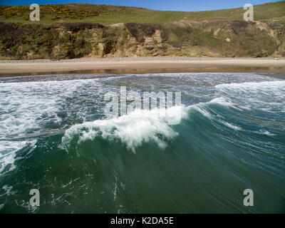 Une vue de l'arrière d'une déferlante de Porth, Ceiriad, Abersoch, Pays de Galles UK Avril Banque D'Images