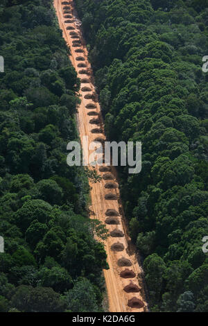 Route de terre qui traverse la forêt tropicale, le Guyana en Amérique du Sud Banque D'Images