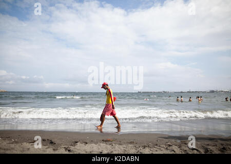 Un gardien de vie japonais sur une plage à Enoshima, Kanagawa, Japon. Banque D'Images