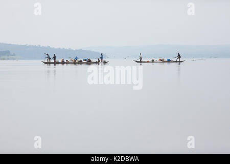 Les personnes qui traversent le fleuve Congo avec des biens à échanger, la rivière est la frontière entre le Congo Brazzaville et la République démocratique du Congo (RDC) Banque D'Images