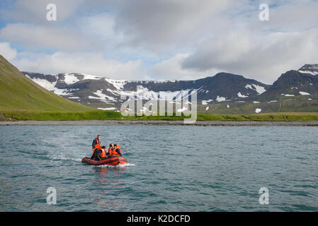 Bateau gonflable picking up Résidents de maisons d'été, Hornstrandir, Islande. Juillet Banque D'Images