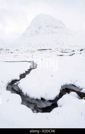 Devil's Point et petit ruisseau dans la neige, le Parc National de Cairngorms, Highlands d'Ecosse, Royaume-Uni, janvier 2016. Banque D'Images