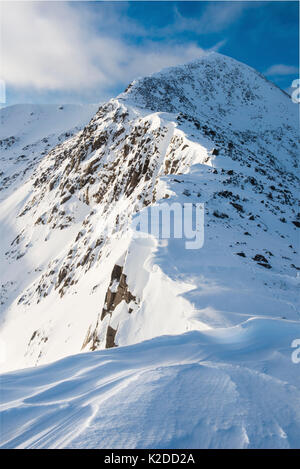 Ridge jusqu'à Ben Starav en hiver. Glen Etive, Highlands d'Ecosse, Royaume-Uni, janvier 2016. Banque D'Images