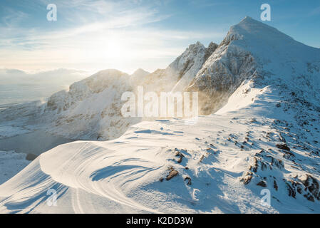 Sgurr Fiona s'élève depuis un bealach sur un Teallach, Ullapool, Highlands d'Ecosse, Royaume-Uni, janvier 2016. Banque D'Images