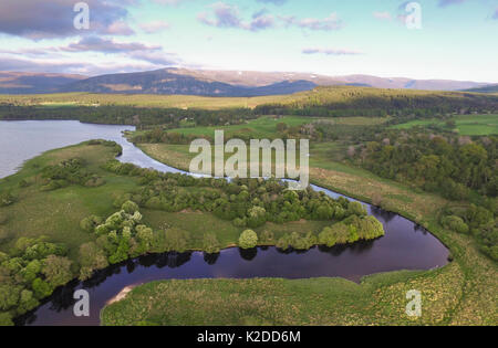 Vue aérienne sur Insh Marshes National Nature Reserve, Parc National de Cairngorms, en Écosse, Royaume-Uni, mai 2016. Banque D'Images