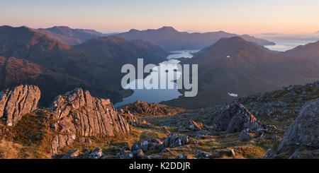 Coucher de Bhudhie Bheinn Surplombant le Loch Hourn et Ladar Bheinn. Knoydart, Highlands, Écosse, Royaume-Uni, juin 2016. Banque D'Images