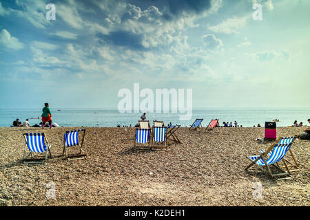 Les gens se détendre sur la plage de Brighton, Brighton, Sussex, UK, Été 2017 Banque D'Images