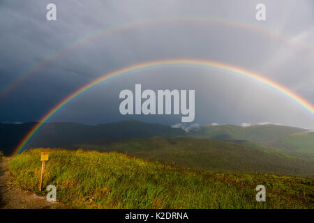 Rainbow au sommet du Mont Ernest Laforce dans le Parc National de la Gaspésie avec chaînes de montagne dans l'arrière-plan Banque D'Images