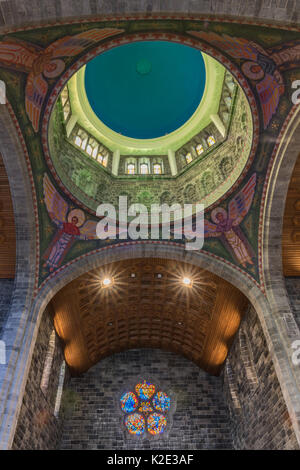 Galway, Irlande - Août 5, 2017 : combinaison de piliers structurels de soutien et d'arcs avec le dôme comme un gros vert-bleu cercle central. Mur p Banque D'Images