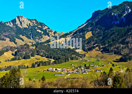 Paysage de la région de La Gruyère avec la localité d'Estavannens, Bösingen, Canton Friborg, Suisse