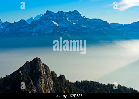 Brouillard d'automne dans la vallée du Rhône, sommet des Dents du Midi, Leysin, Vaud, Suisse Banque D'Images