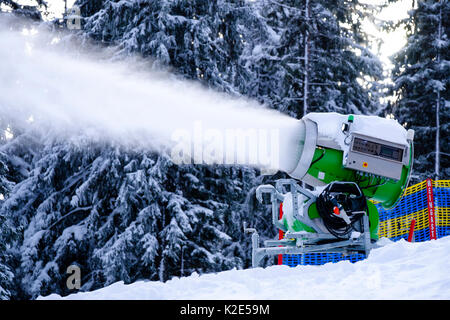 Canon à neige en opération, station de ski Götschen, Ramsau, Bavière, Allemagne Banque D'Images