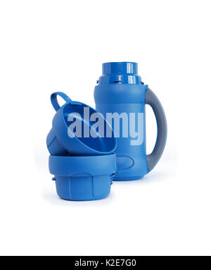 Ouvrir moderne bleu thermos et deux tasses vides sur fond blanc. isolated with clipping path Banque D'Images