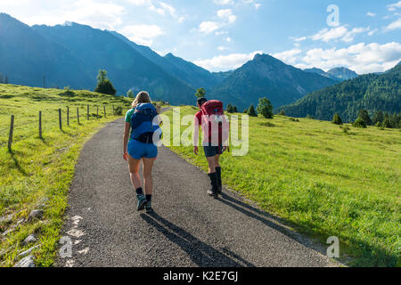 Les randonneurs sur la voie, vue de l'Alpes d'Allgäu, Bad Hindelang, Allgäu, Bavière, Allemagne Banque D'Images