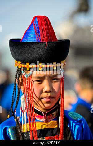 Petite fille en vêtements traditionnels Deel et hat avec dentelle en forme de cône, festival Festival National de Mongolie, Ulanbator Banque D'Images