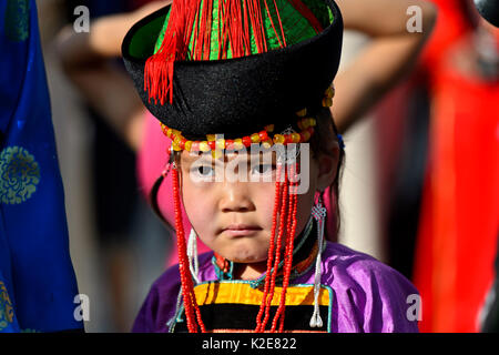 Petite fille en vêtements traditionnels Deel, festival de danse nationale de Mongolie, Mongolie, Ulanbator Banque D'Images