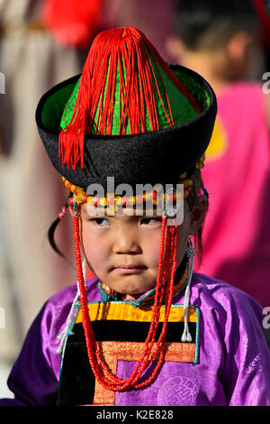 Petite fille en vêtements traditionnels Deel et hat avec dentelle en forme de cône, festival Festival National de Mongolie, Ulanbator Banque D'Images