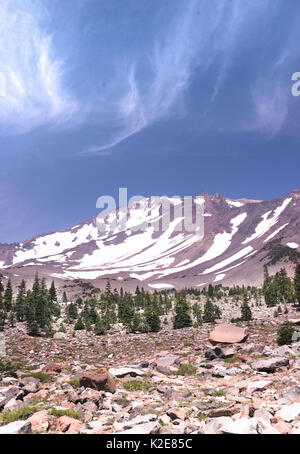 Mt mythique. Shasta en format vertical est encadrée par des cirrus, sapins et d'éboulis rocheux près du sommet de la montagne. Banque D'Images