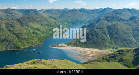 Loch Hourn et Barrisdale Bay au milieu de l'été avec un ciel bleu. Knoydart, Écosse, Royaume-Uni, juin 2016. Banque D'Images