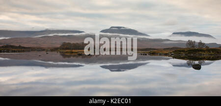 Les réflexions dans l'aube de la BAA, le Loch Rannoch Moor, Glencoe, Écosse, Royaume-Uni, octobre 2014. Banque D'Images