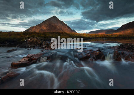 Coupall la rivière qui coule en face de Stob Buachaille Etive Mor Dearg, au lever du soleil, Glencoe, Lochaber, Écosse, Royaume-Uni, octobre 2014. Banque D'Images