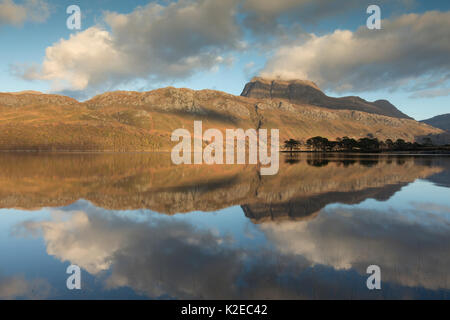 Siloch reflétée dans le Loch Maree, Wester Ross, Scotland, UK, novembre 2014. Banque D'Images