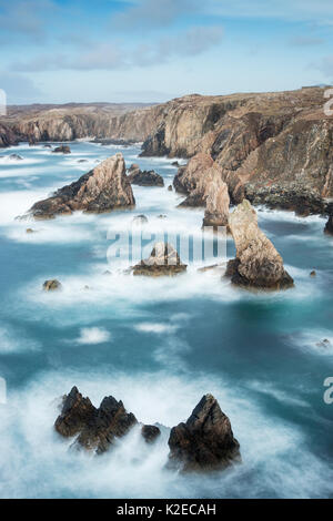 Les piles de la mer au large de Mangurstadh / Mangersta Beach, à l'île de Lewis, Hébrides extérieures, en Écosse, au Royaume-Uni, en mars 2015. Banque D'Images