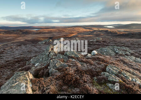 Vue nord de Creag un Righ sur la lande environnante et Lochindorb, Highland, Scotland, UK, mars 2016. Banque D'Images