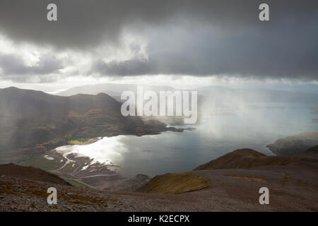Douche de pluie sur Upper Loch Torridon, Wester Ross, Scotland, UK, octobre 2015. Banque D'Images