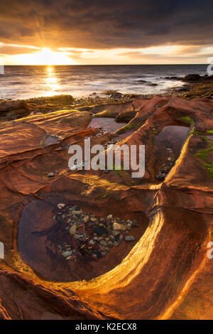 Rochers de grès au lever du soleil, Corrie, Isle of Arran, Ecosse, Royaume-Uni, octobre 2013. Banque D'Images