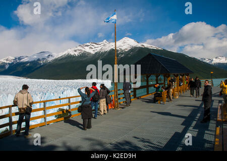 Les touristes à la recherche au glacier Perito Moreno, le Parc National Los Glaciares, Santa Cruz, en Patagonie, Argentine. Février 2010. Banque D'Images