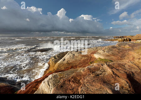 Point Hilbre également connu sous le nom de Red Rocks à marée haute à la recherche d'un bout à l'embouchure de la rivière Dee vers l'estuaire et le Nord du Pays de Galles Île Hilbre, Hoylake, Wirral, UK, Janvier Banque D'Images