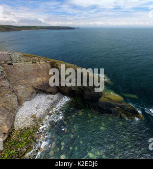 Vue aérienne de la pointe de Wylfa et Ceiriad * 1963 : ouverture intégrale de Porth, près de Abersoch, au nord du Pays de Galles, Royaume-Uni. Les falaises sont faites de roches sédimentaires de l'Ordovicien. Banque D'Images