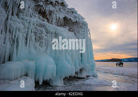 Les roches des rives glacées du lac Baikal, Sibérie, Russie, , Lac Baikal, Sibérie, Russie. Mars. Banque D'Images