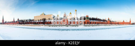 Le Kremlin Palace le long de la rivière de Moscou, gelé en hiver, Moscou, Russie, janvier 2016 Vue panoramique de couture 27 images. Banque D'Images