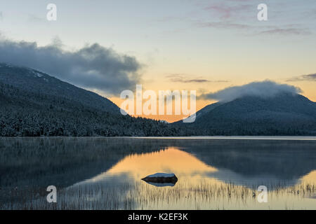 L'aube sur les montagnes reflètent dans l'eau côtière, l'Acadia National Park, Maine, USA, Décembre Banque D'Images