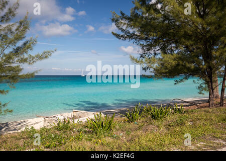 Mer calme avec un bateau au loin et beach, South Bimini, Bahamas. Le Bahamas National Sanctuaire de requins, à l'ouest de l'océan Atlantique. Banque D'Images