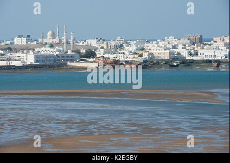 Sur, une ville à la côte d'Oman, avec des bancs de sable, vasières tidales et embarcations traditionnelles, Sultanat d'Oman, février. Banque D'Images