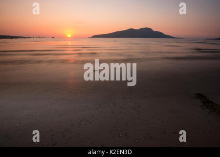 Lever du soleil sur la baie et le Lamlash zone interdite, de l'Arran de zone de protection marine, Isle of Arran, Ecosse, Royaume-Uni, août. Banque D'Images